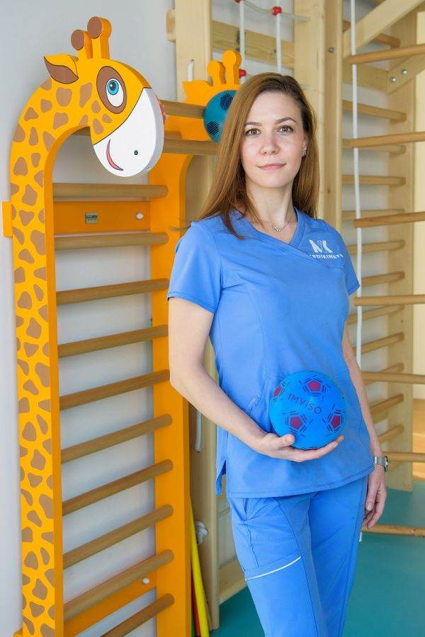 Cezara Macovei, physiotherapist at Medikali: "With the beginning of the school year, children will also spend more time in the chair, on the bench, and it is important for parents to discuss the importance of correct posture with the little ones in an open and educational. It's important to emphasize that proper posture is not just for physical appearance, but also for the long-term functioning of their body."